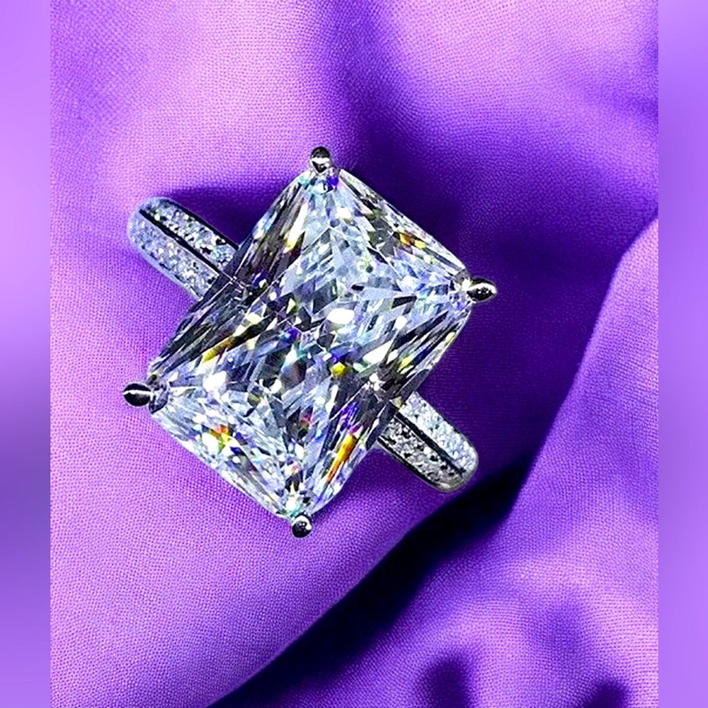 Elegant 10 Carat Simulated Diamond Set In Sterling Silver Plated
GORGEOUS